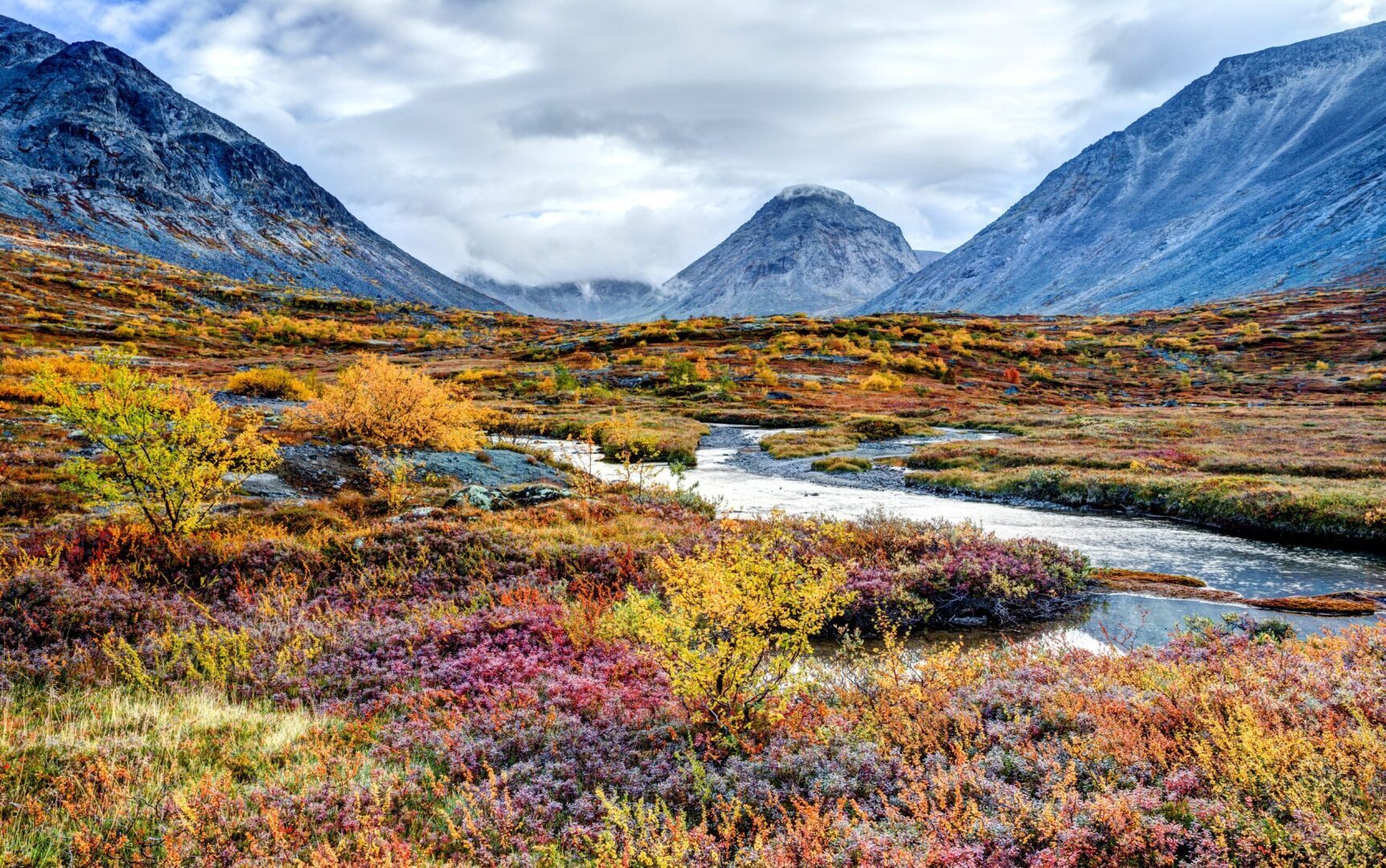 Британская архитектурная фирма Foster + Partners планирует построить в Саудовской Аравии двухкилометровый небоскреб, который затмит все здания в мире