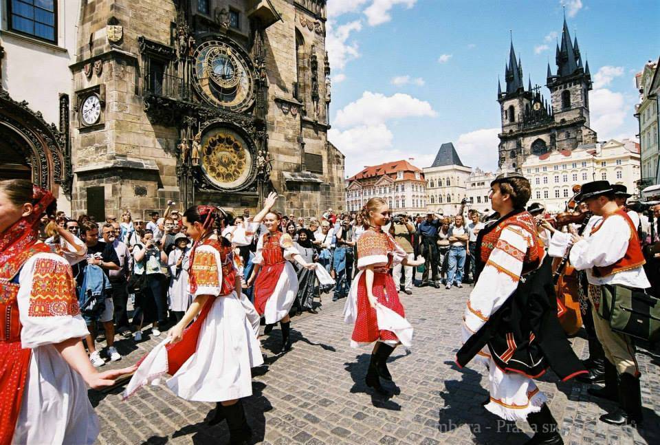 Закат традиционной семьи в России? Это западная тенденция? Или может свободным быть выгоднее в материальном плане? А при всеобщей нищенской зарплате-