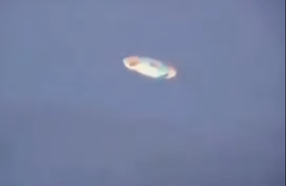 НЛО, меняющий форму и цвет, запечатлен над морем