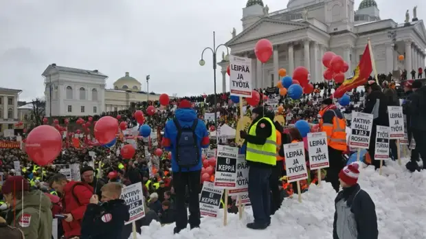 Очередь за бесплатной едой в Финляндии