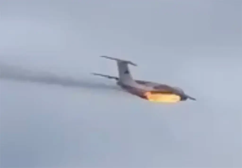 Драматический момент крушения российского военного грузового самолета с 15 людьми на борту