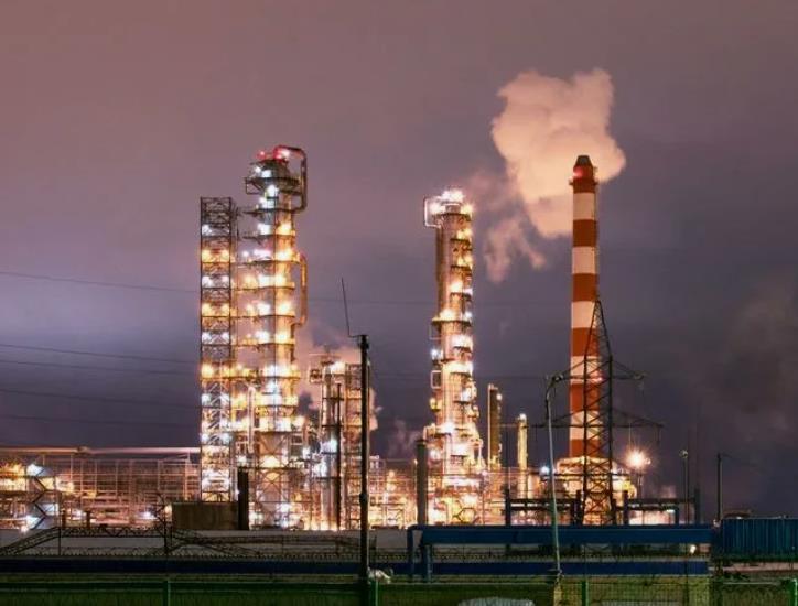 Дроны ударили по нефтезаводу в Рязани – пострадали люди