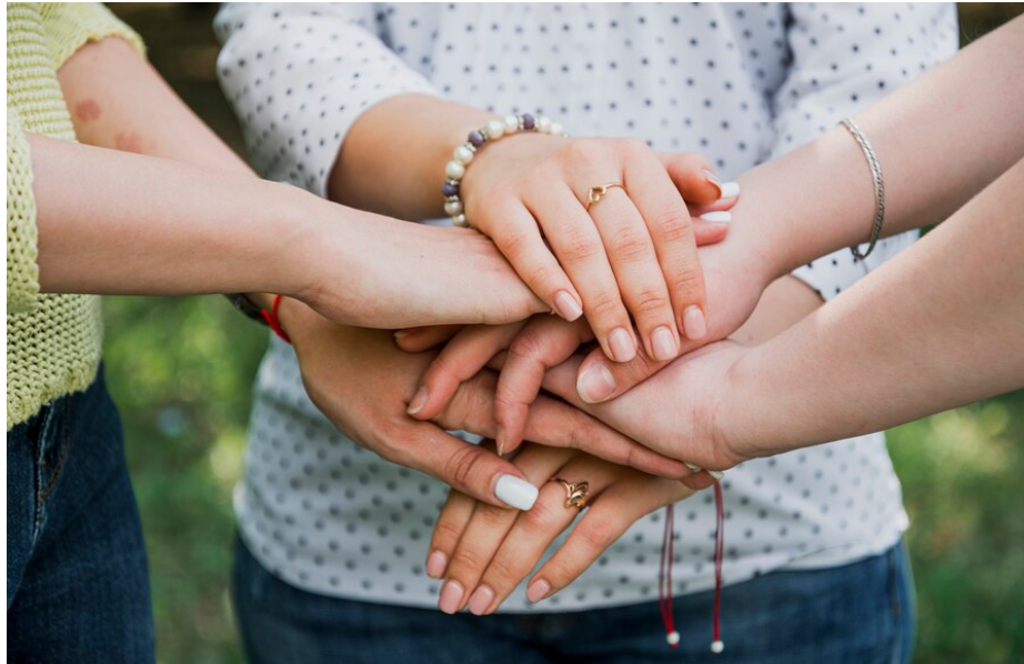 Друзья познаются в беде: одна нога на пять подруг