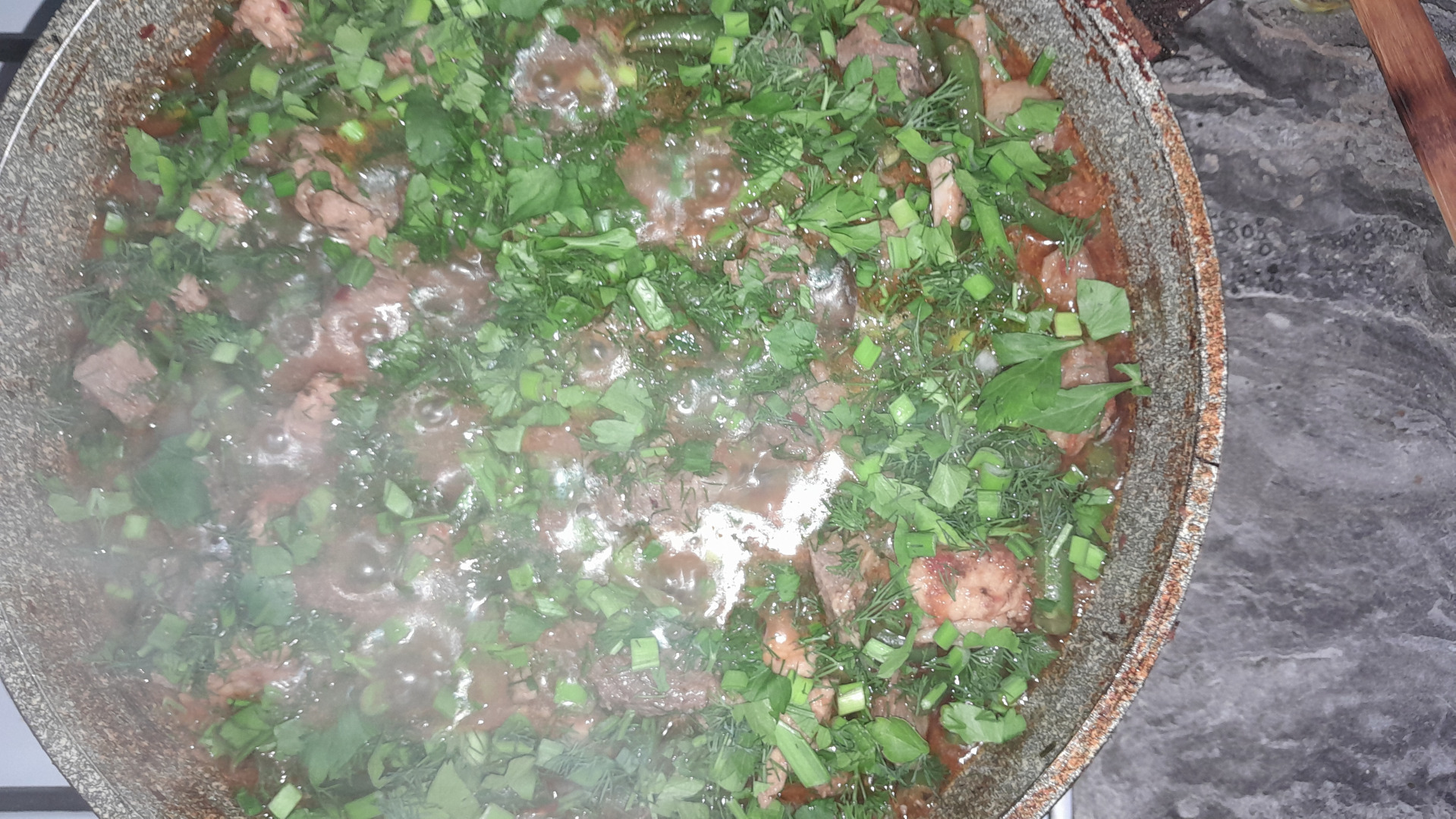 Мясо говядины с стручковой фасолью, и белым вином.