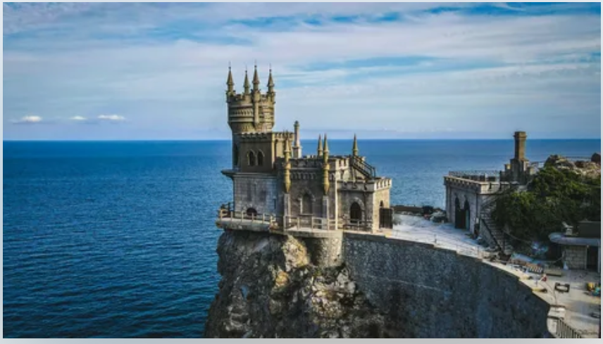 Замок, восстающий из морских пучин.