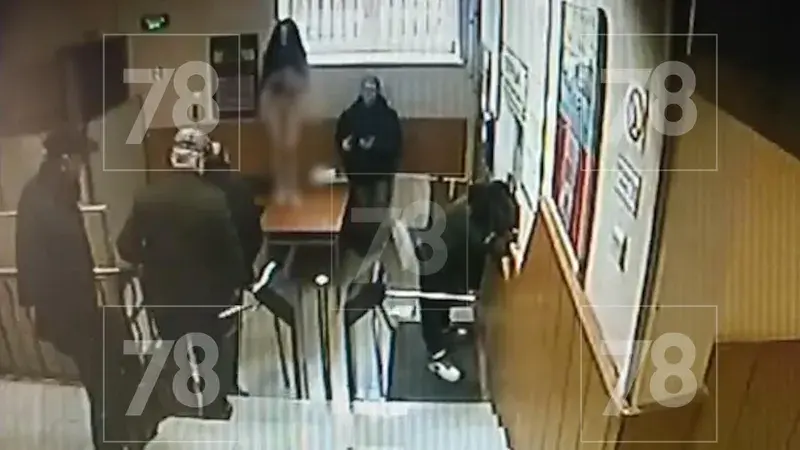 Вы видели неадекватную бегающей по улице голой девушку и танцующую на столе в военкомате ? Видео.