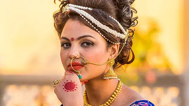 Зачем индийские женщины носят красную точку между бровей?
