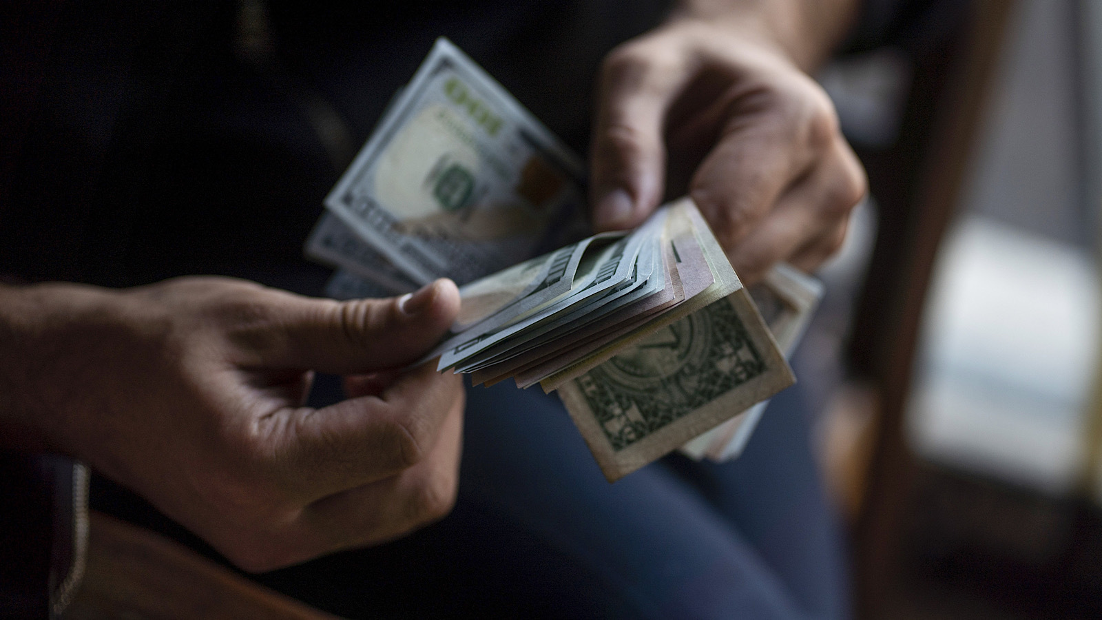 В свежем обзоре рисков финансовых рынков, Центральный банк сообщил о замедлении оттока капитала из страны и притока в иностранные активы