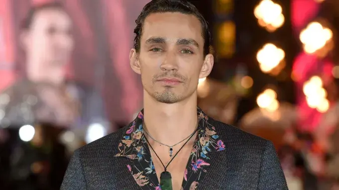 Роберт Шиэн, известный по роли в сериале "Академия Амбрелла", воплотит на сцене главного героя в театральной постановке "Уизнайл и я".