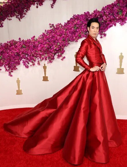 Дамы приглашают кавалеров? А кто здесь мужчина?