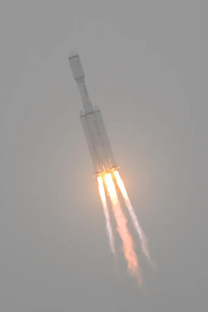 Китай запустил спутник-ретранслятор сигнала для миссии на скрытую сторону Луны