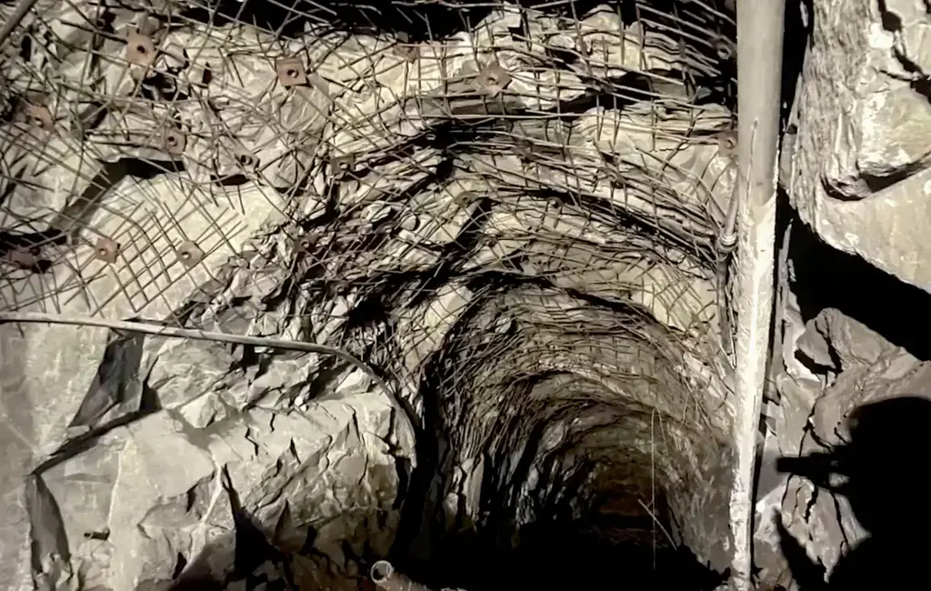 По меньшей мере 13 российских горняков оказались в ловушке на обрушившемся золотом руднике: чиновники