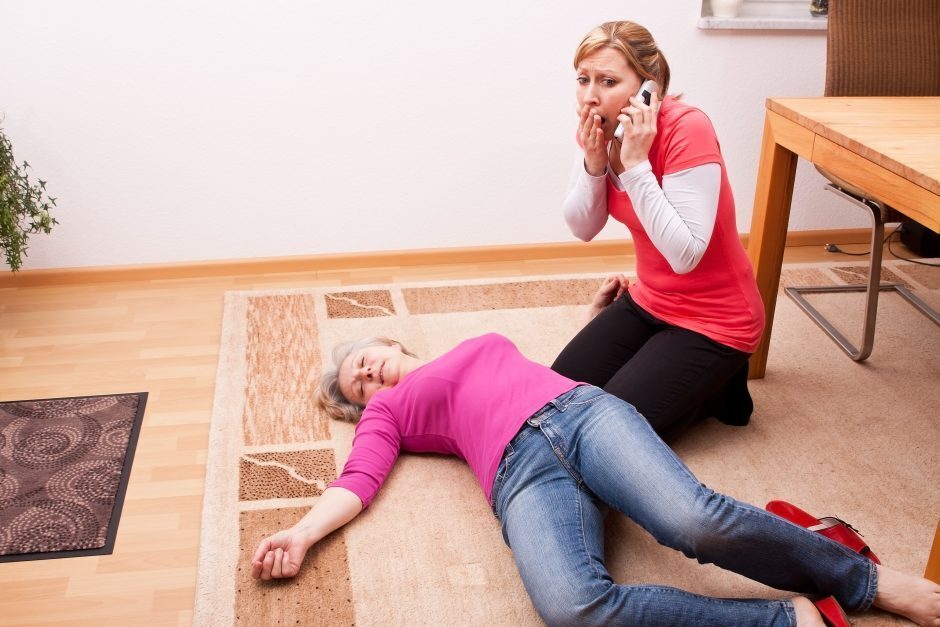 Помощь потерявшему сознание человеку