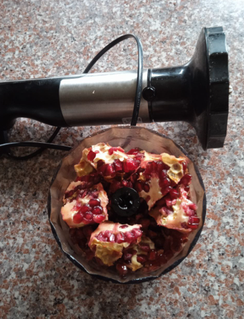 Приготовьте гранатовый сок сами.