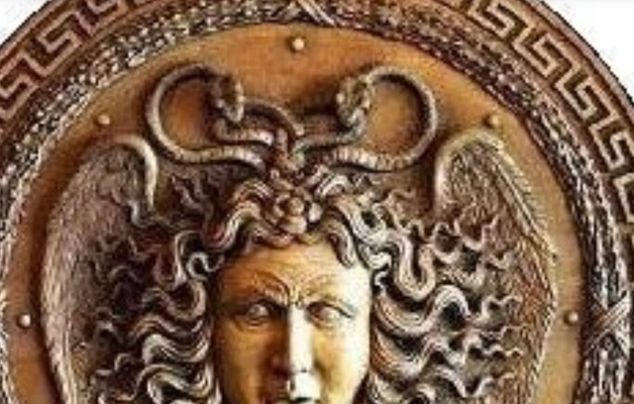 Почему богиня Афина носит Медузу на своем нагруднике и щите