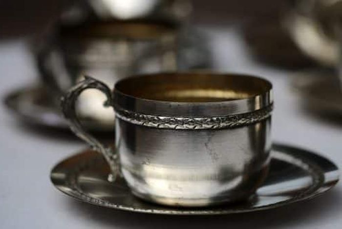 Чем чистить мельхиоровые столовые приборы от пятен и потемнения