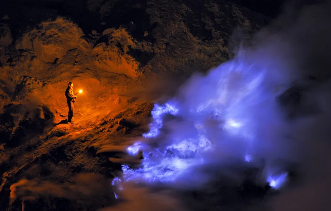 Почему индонезийский вулкан сияет ярко-синим цветом?