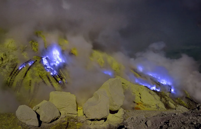 Почему индонезийский вулкан сияет ярко-синим цветом?