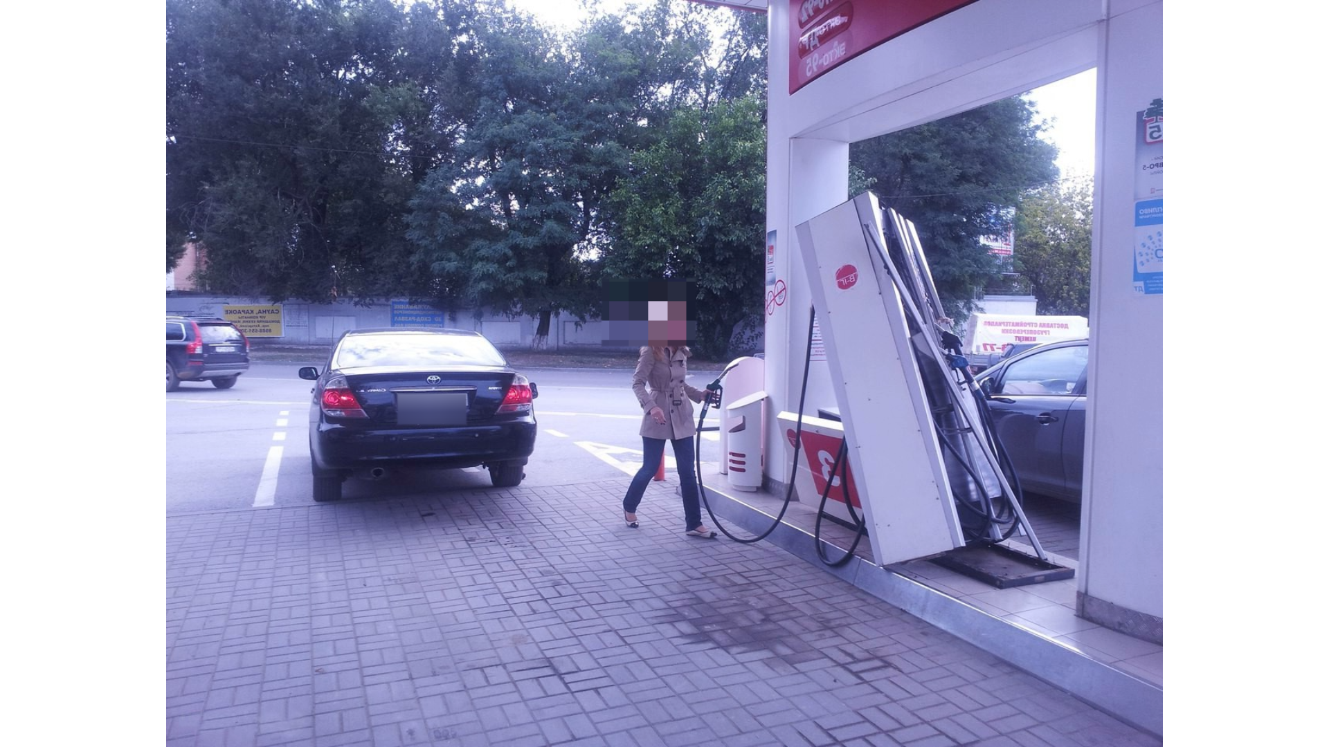 💞 Блондинка (крашеная) опять задумалась. Если бы я была президенткой, я бы цены на бензин отрегулировала в течение дня. Бензин-50 руб, солярка-40 руб