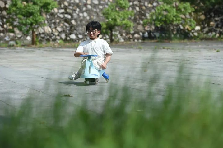 Молодой человек из Китая преодолевает физическую неполноценность, чтобы преуспеть.