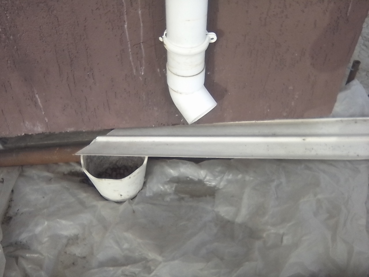 Пришла весна, а надо или не стоит очищать отмостки от снега и скидывать его с крыши? Надо, ниже привожу аргументы