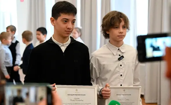 Детский омбудсмен наградила двух подростков, спасших посетителей «Крокуса»