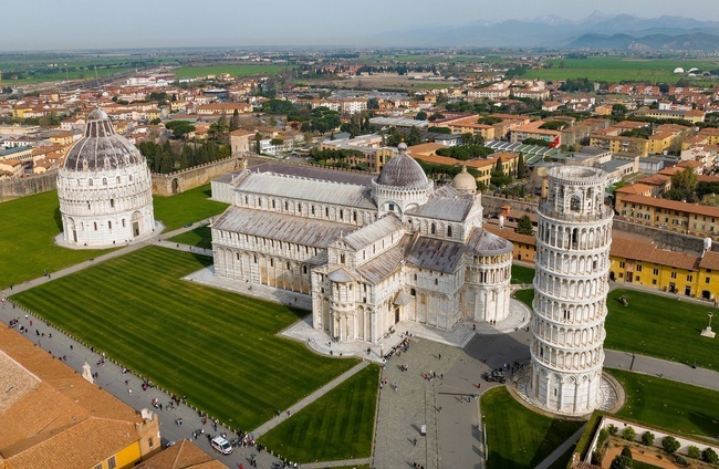 Почему Пизанская башня до сих пор не упала?