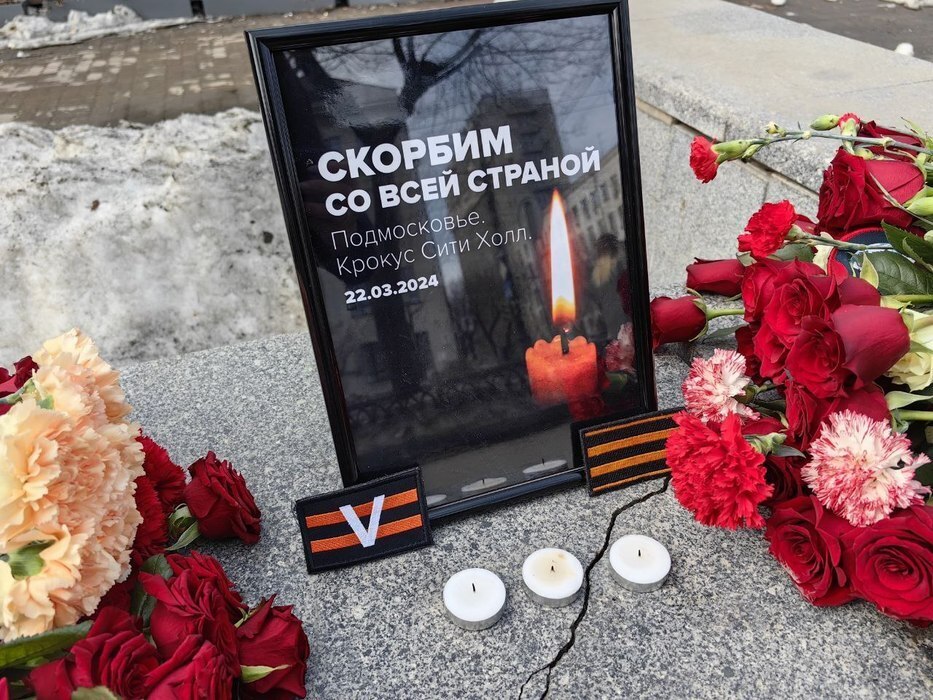 К мемориалу у «Крокус Сити Холла» продолжают нести цветы.