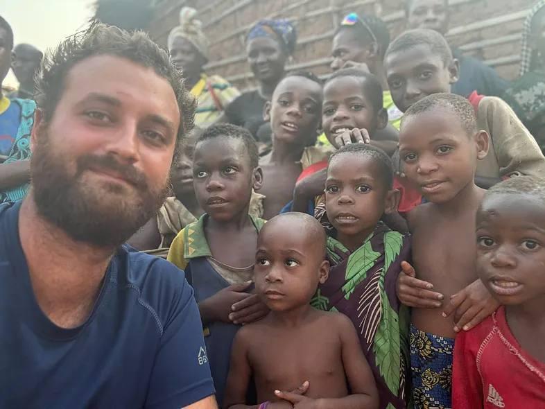 Путешественника из Италии задержали бойцы ЧВК «Вагнер» во время тура по центральной Африке. Он пробыл в плену у бойцов и местных властей четыре дня.