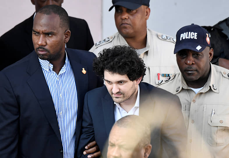 Основателю криптобиржи FTX в США назначен срок в 25 лет тюрьмы