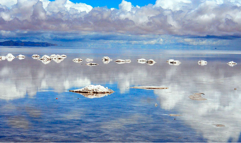 "Салар де Уюни: Путешествие в Бескрайние Просторы Боливийской Волшебной Соли".
