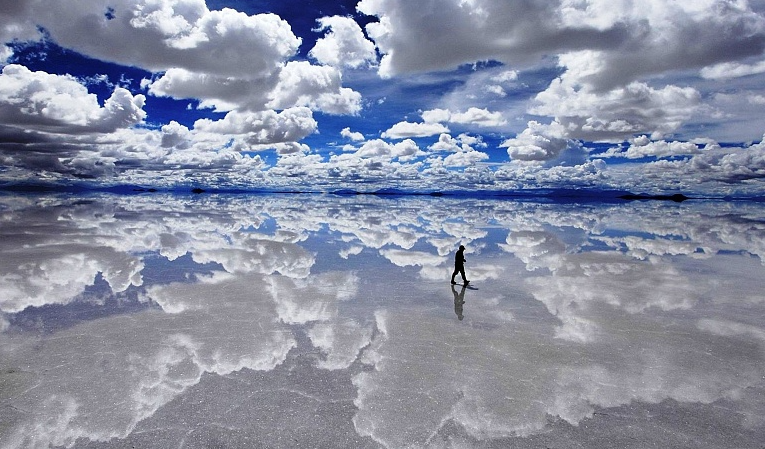 "Салар де Уюни: Путешествие в Бескрайние Просторы Боливийской Волшебной Соли".