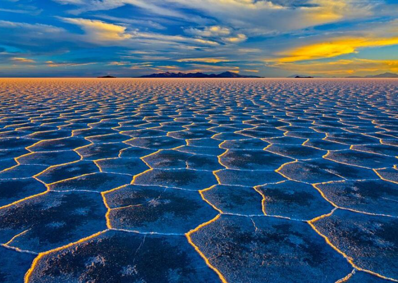 "Салар де Уюни: Путешествие в Бескрайние Просторы Боливийской Волшебной Соли".