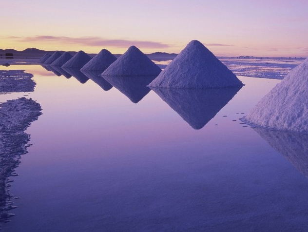 "Салар де Уюни: Путешествие в Бескрайние Просторы Боливийской Волшебной Соли".