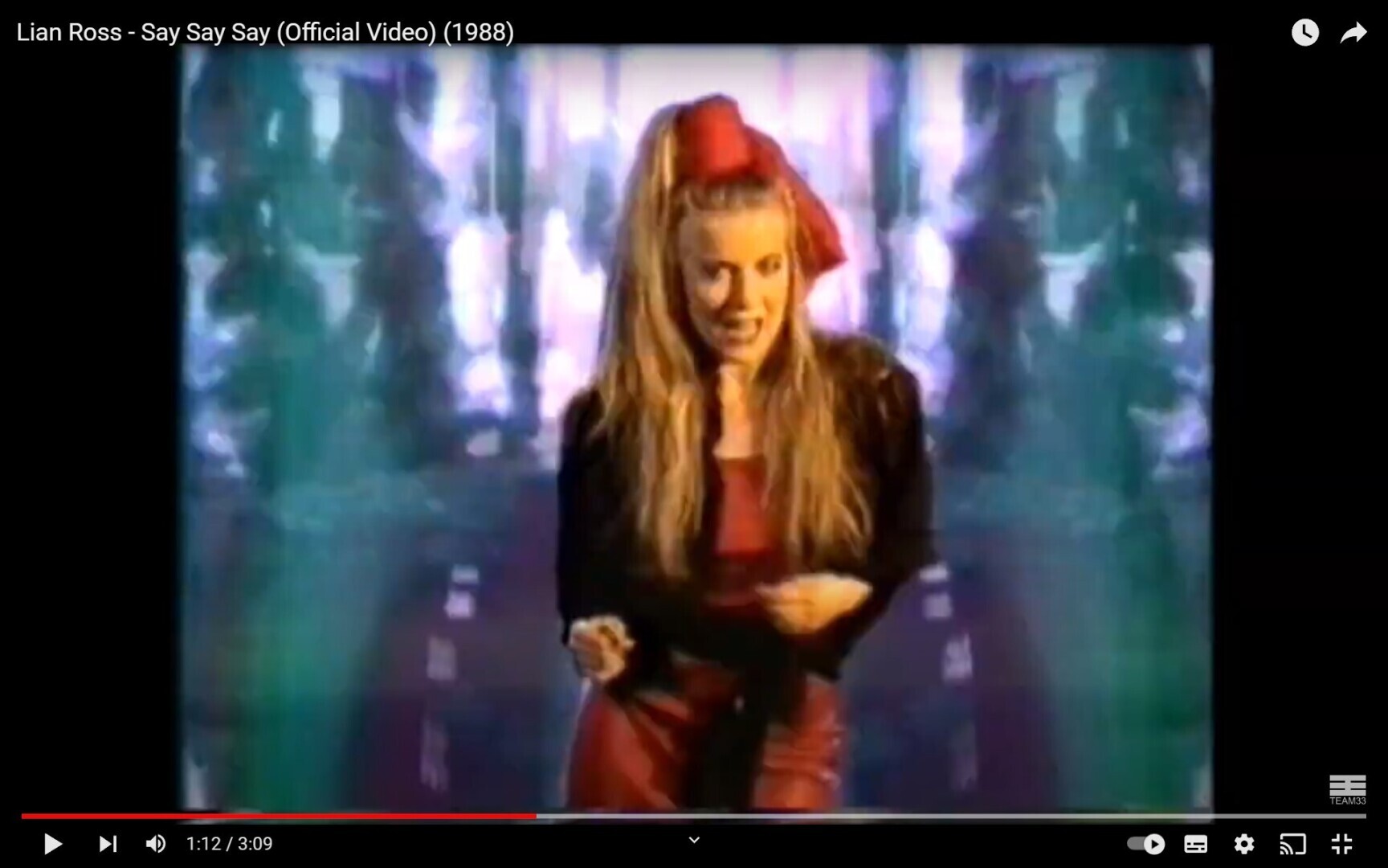 Нашел тут возможно певицу из ФРГ, Лиан Росс, которая по стилю похожа скорее всего на Наталью Ветлицкую. Ветлицкая нравится многим молодым людям.