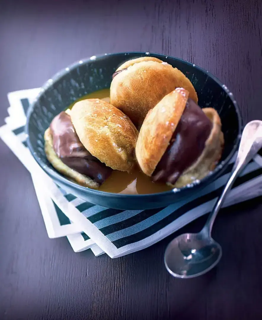 Профитроли с шоколадной начинкой и соусом из манго