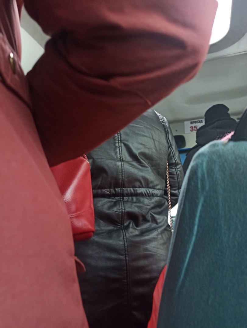 Автобусы, забитые людьми. Зачем над нами издеваются?