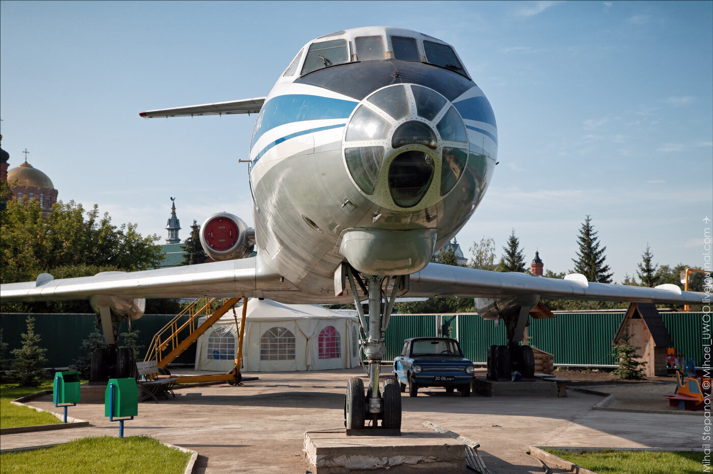 Самолет на улице