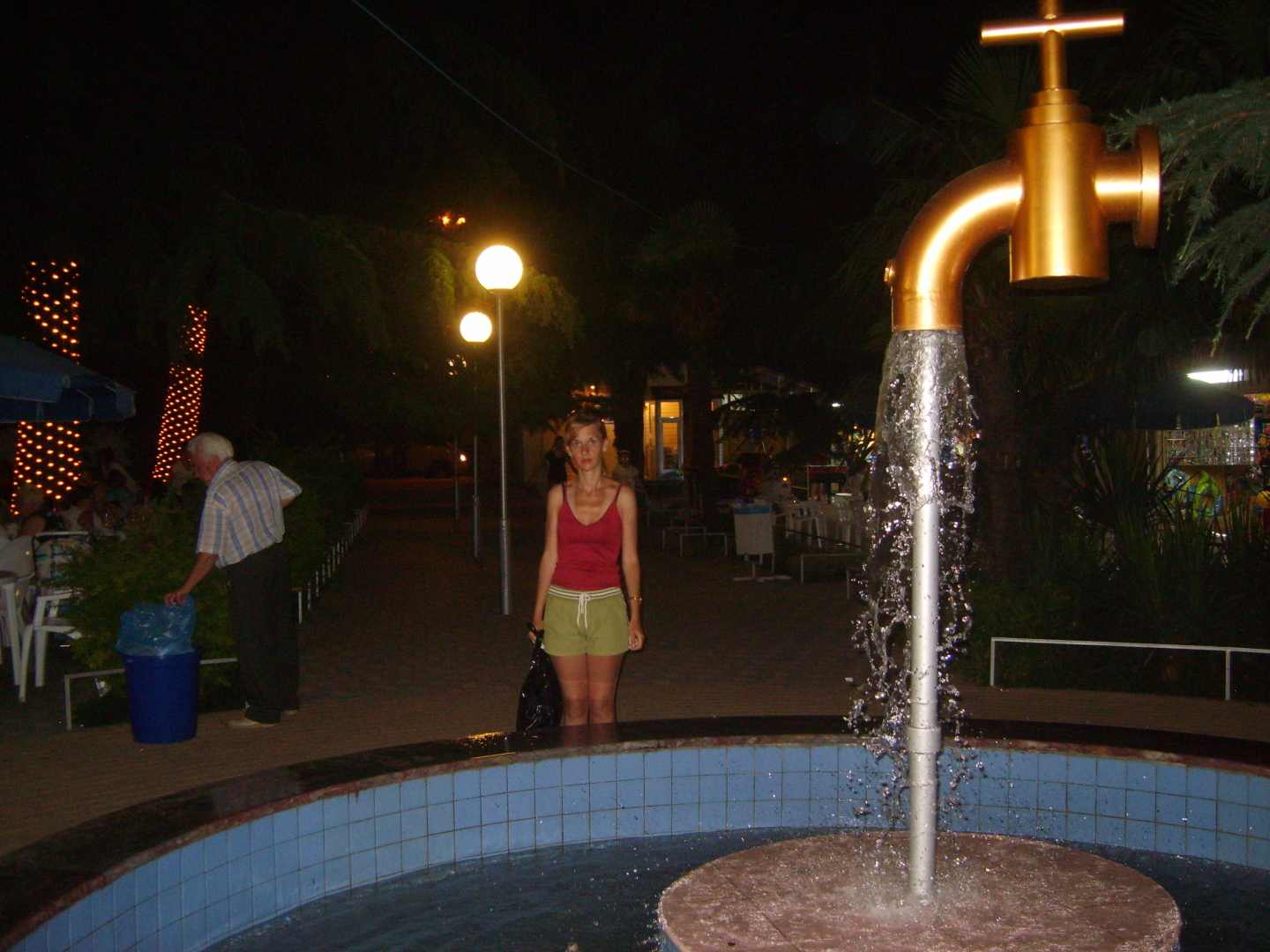 Кафе «Пингвин» в поселке Лазаревское. Уютная обстановка, прекрасные чебуреки, вкуснейшее мороженое. И капля дегтя в бочке меда!