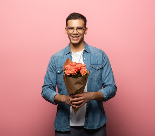 Цветы в подарок мужчине — хороша ли идея?