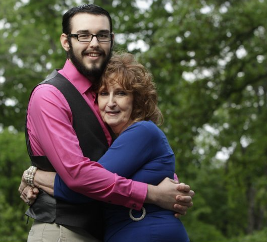 Вкус лимонного мороженого: 71-летняя дама вышла замуж за 17-летнего юношу