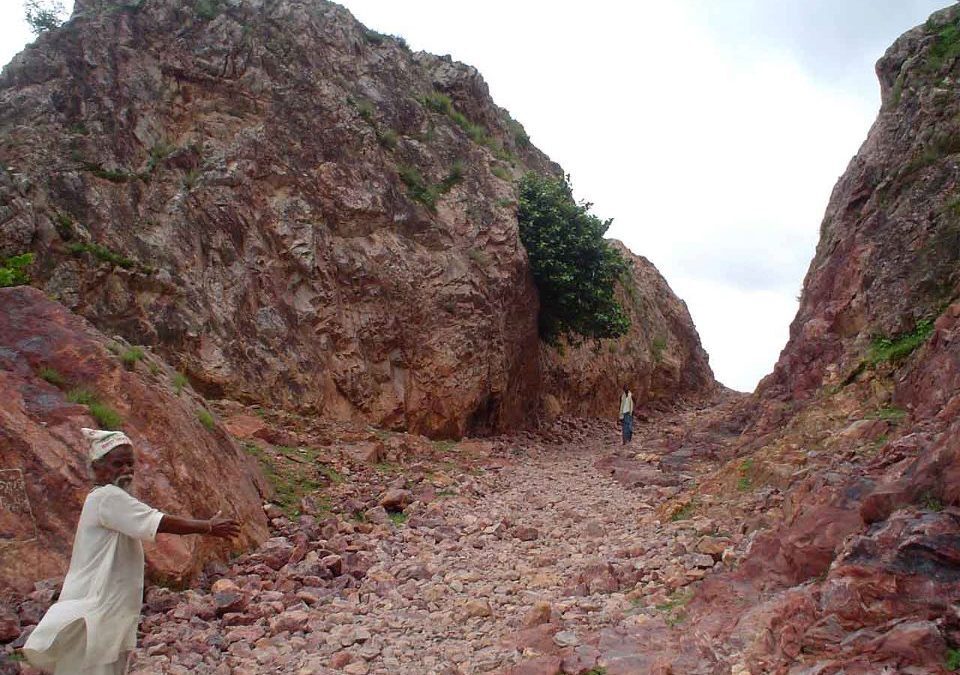 Он потратил 22 года чтобы прорубить проход в горе