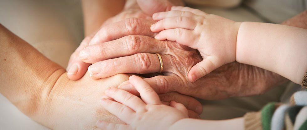 Чиновники хотят штрафовать семьи, в которых за детьми присматривают бабушки и дедушки