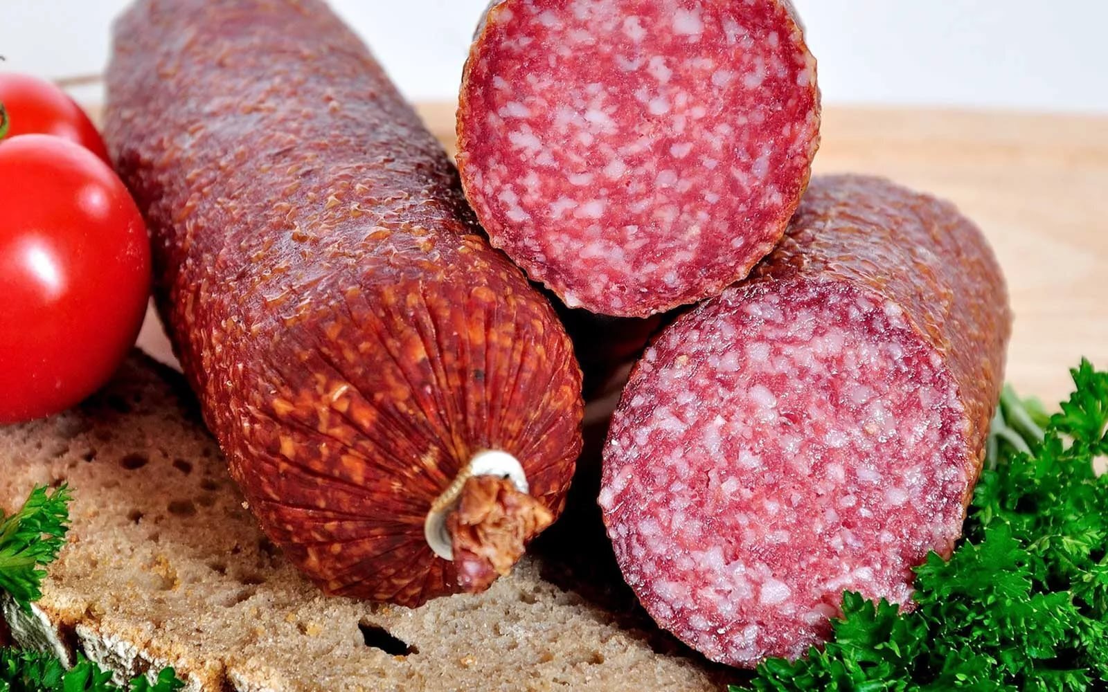 🏩🚚Друзья, вам интересно как производят колбасу? Краткий рассказ в этой статье.👌👇👔👨‍👩‍👦‍👦