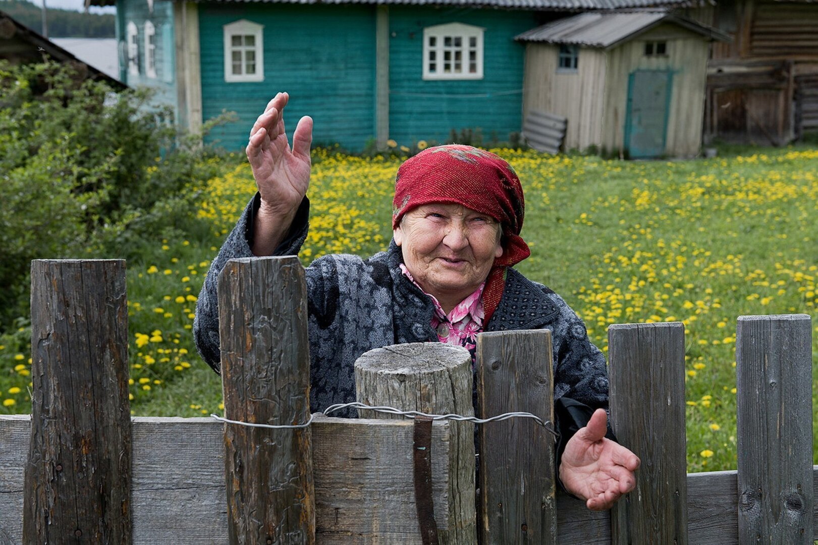 Деревенская родня. Пенсионеры в деревне. Бабушка в деревне. Деревенские люди. Деревня жителей.