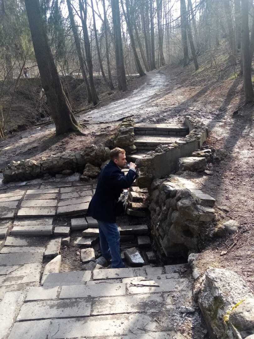 Ранняя весна в парке. Барский пруд, родник и пробудившаяся лягушка. Прекрасное место для отдыха!