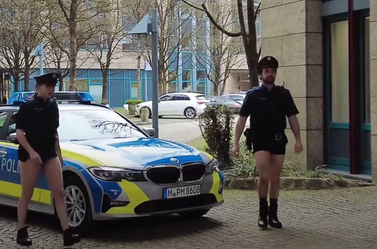 Немецкие полицейские остались без штанов...