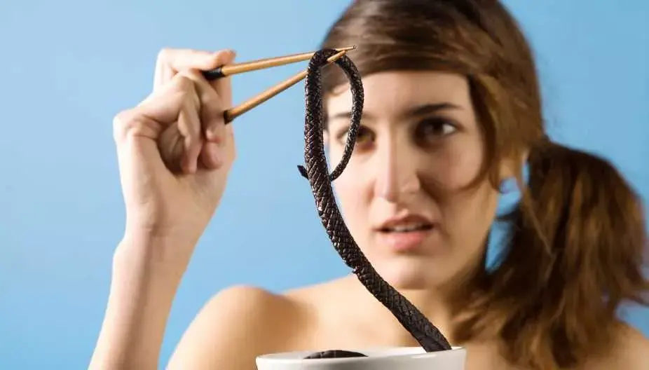 Женщина случайно проглотила змею размером 1,2 метра