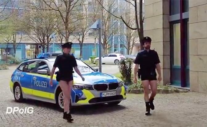 Полицейские из Баварии сняли видеосюжет, посвященный Украине. Работать приходится без штанов
