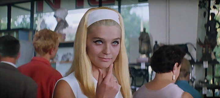 Блондинка Светлана Светличная. Фильм «Бриллиантовая рука». Вид со спины? Да. Так точно. Красавицы из «Бриллиантовой руки».